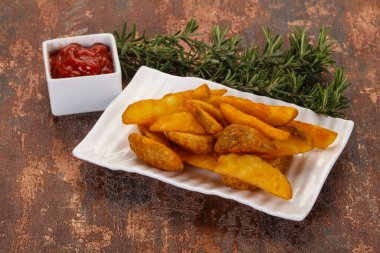 Biberiye ve soslu kızarmış patates dilimleri.