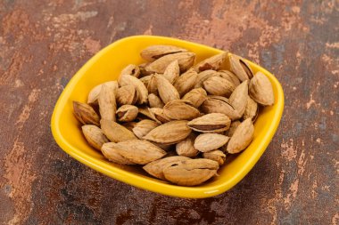 Soyulmamış badem fındıklar kaseye.