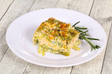 Somon ve brokolili güveç. Biberiye.