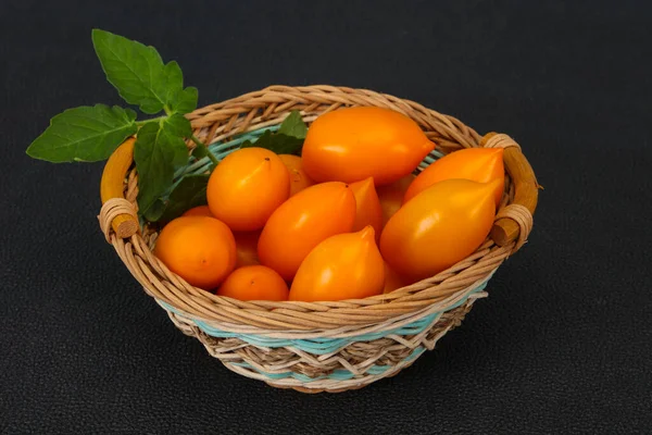 Tas Tomate Jaune Mûr Dans Bol Bois — Photo