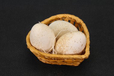Pişirmeye hazır üç büyük çiğ hindi yumurtası.