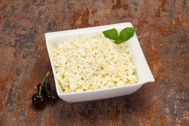 Taze kaymak tabaktaki taze kaymak. Naneli ve vişneli.