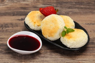 Reçelli krep ve naneli çilek.