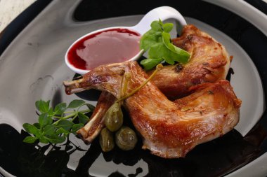 Dut soslu kızarmış tavşan bacağı.