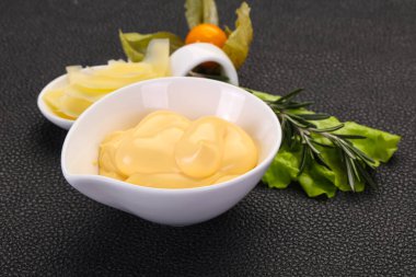 Kasedeki peynir sosu dilimlenmiş parmesan.