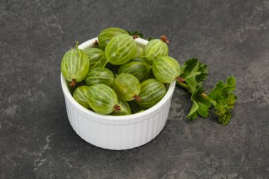 Yapraklı taze, yeşil, tatlı bektaşi üzümü.