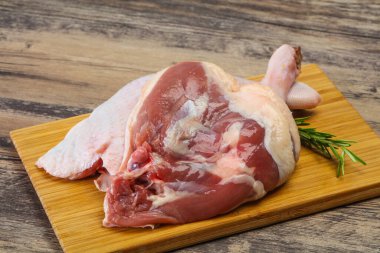 Çiğ ördek bacağı pişirmek için biberiye servis edilir.