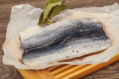 Güvertede deri ve baharatlı ringa filetosu.