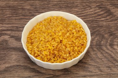 Vejetaryen mutfağı. Kasede pişirmek için kuru bulgur.