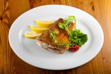 Limon ve otlar pişmiş somon servis