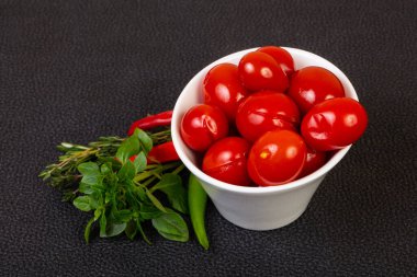 Kasede fesleğen servis edilen vişneli domates turşusu