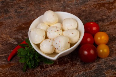 Fesleğen yapraklı ve domatesli Mozzarella peyniri topları.