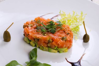 Kapari ve Balzamico tartar somon ve avokado ile servis