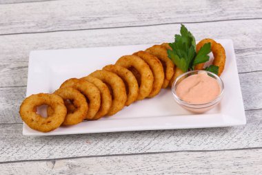 Sıcak soğan maydanoz hizmet sos ile snack
