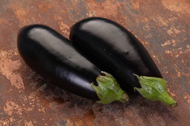 Çiğ patlıcan pişmeye hazır. 