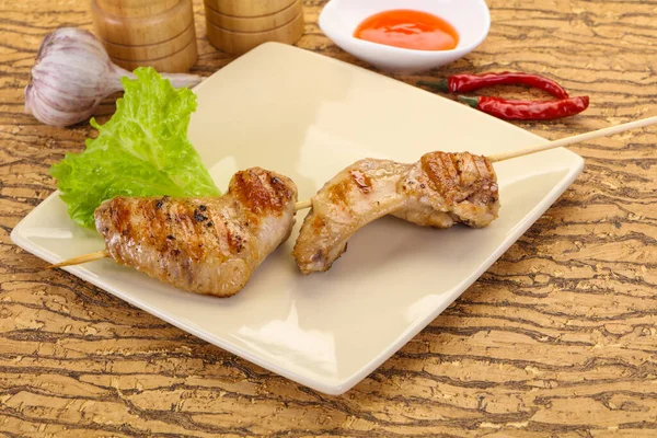 Spiedino Ali Pollo Con Salsa Piccante — Foto Stock