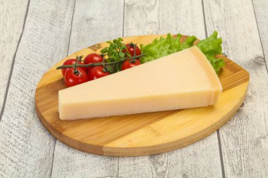 İtalyan geleneksel parmesan peyniri üçgeni salata servis etti