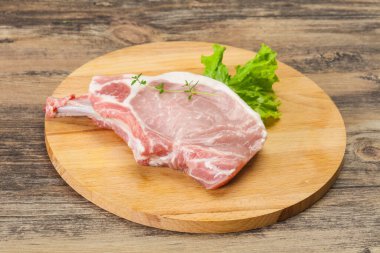 Ahşap arka planda çiğ biftek.