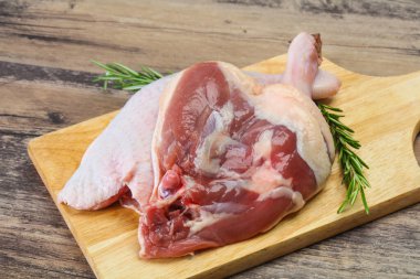 Çiğ ördek bacağı pişirmek için biberiye servis edilir.