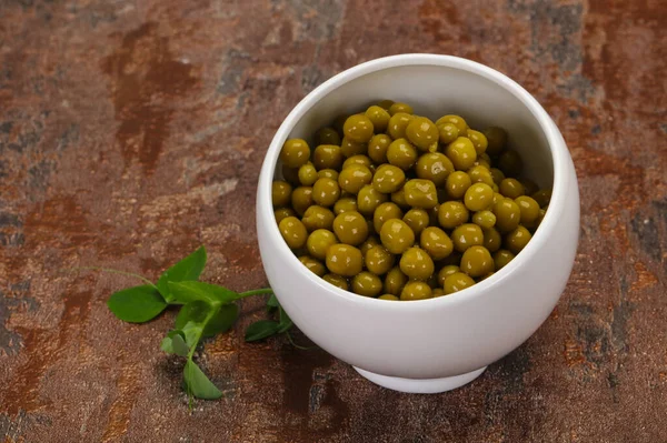 Groene Erwten Blik Kom Geserveerd Bladeren — Stockfoto