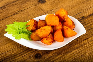 Otlu fırında patates.