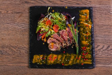 Sos ve baharatlı ton balığı carpaccio.