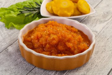 Kabak kabağı kabağında havyar.