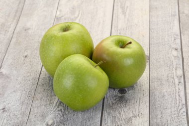 Olgun, tatlı, sulu elma