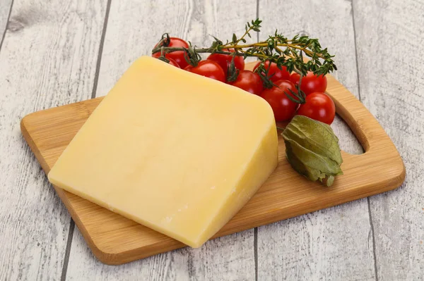 Pezzo Formaggio Parmigiano Duro Sfondo Legno — Foto Stock