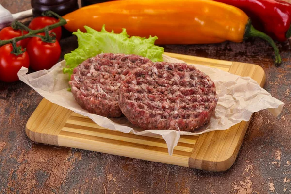 Rohe Burger Schnitzel Bereit Für Den Grill — Stockfoto