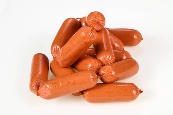 Вкусные мясные колбаски готовы к употреблению на белом фоне
