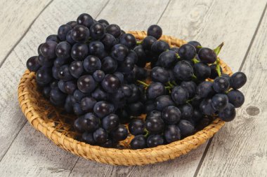 Taze taze tatlı kırmızı üzüm dalında