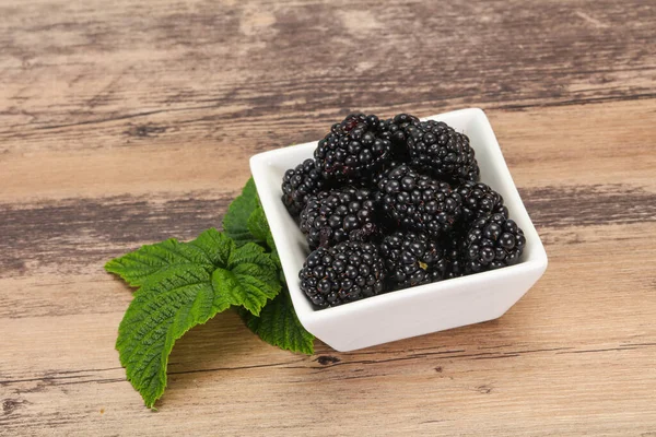 Zoete Smakelijke Rijpe Blackberry Hoop Met Blad — Stockfoto