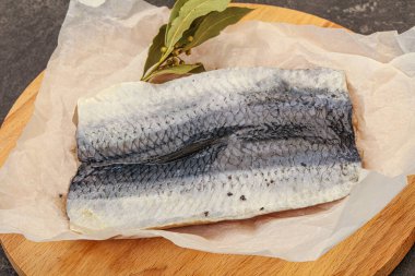 Güvertede deri ve baharatlı ringa filetosu.