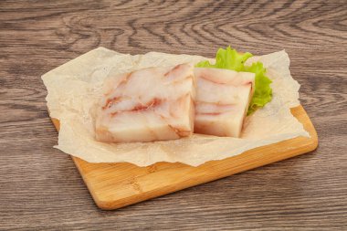 Pişirmek için çiğ balık filetosu.