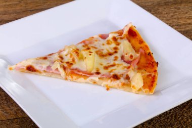 Jambonlu ve peynirli pizza