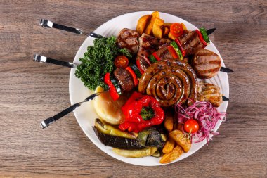 Izgara domuz eti ve sebze barbeküsü.