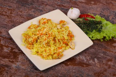 Geleneksel Pilaf tavuklu ve havuçlu sarımsak ve kekik servis edildi.