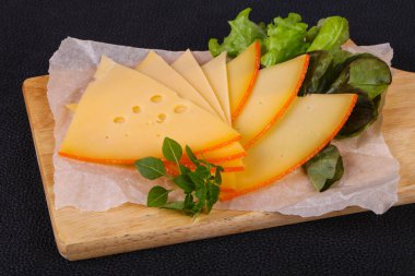 Dilimlenmiş sarı İsviçre peyniri salata yaprakları