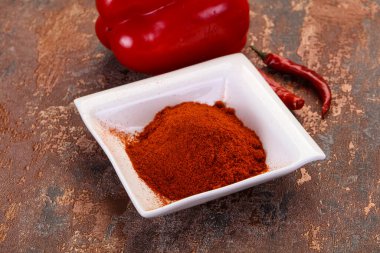 Kavanozda tatlı kırmızı biber tozu