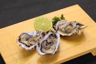 Limonlu ve maydanozlu taze istiridye.