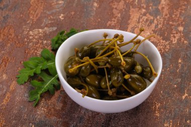 Fesleğenli turşulu böğürtlen