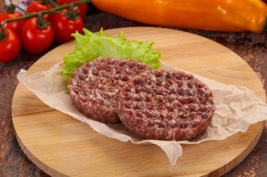 Çiğ burger pirzolası ızgara için hazır.
