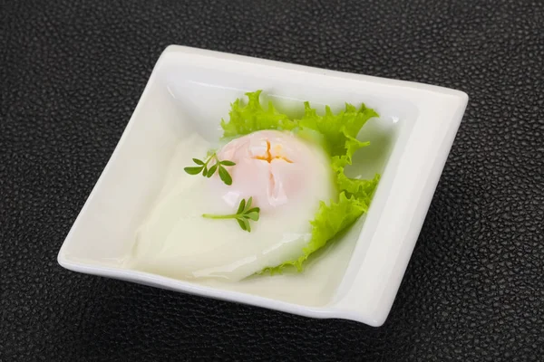 Oeuf Poché Savoureux Avec Des Feuilles Salade — Photo