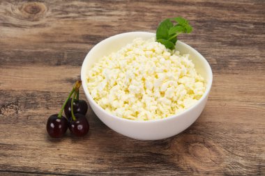 Taze kaymak tabaktaki taze kaymak. Naneli ve vişneli.