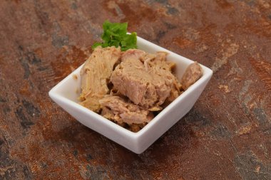 Kasede ton balığı konservesi fesleğen yaprağı var.