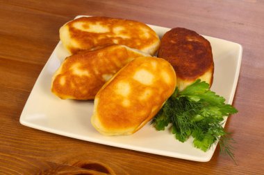 Ev yapımı et ve soğanlı turta maydanoz servis edildi.