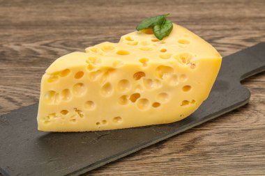 Maasdam peyniri - delikli mandıra sarı üçgeni