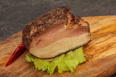 Baharatlı ve biberli ev yapımı füme domuz eti.