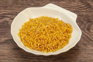 Vejetaryen mutfağı. Kasede pişirmek için kuru bulgur.